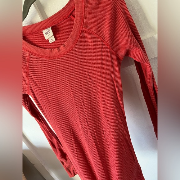EUC Mossimo women’s small fitted thermal orange shirt flattering top worn twice - Picture 5 of 13